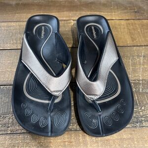 LIKE NEW!! Aerothotic women’s thong sandal, size 38 (US 7.5)